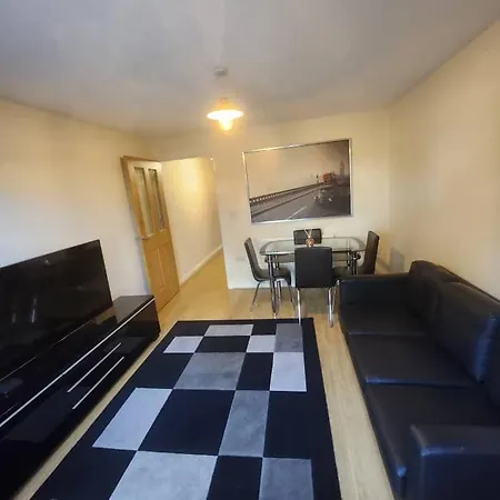 Beautiful 4 Bedroom Home With Private Parking West Thurrock Exterior photo