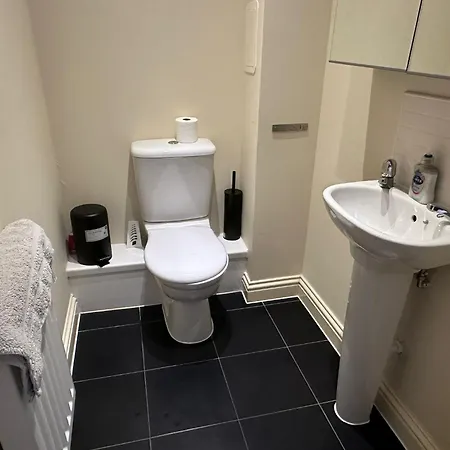 Beautiful 4 Bedroom Home With Private Parking West Thurrock Exterior photo