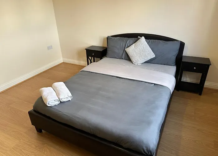 Beautiful 4 Bedroom Home With Private Parking