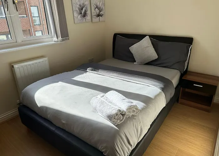 Beautiful 4 Bedroom Home With Private Parking