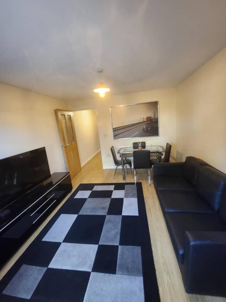 Beautiful 4 Bedroom With Private Parking Holiday home West Thurrock