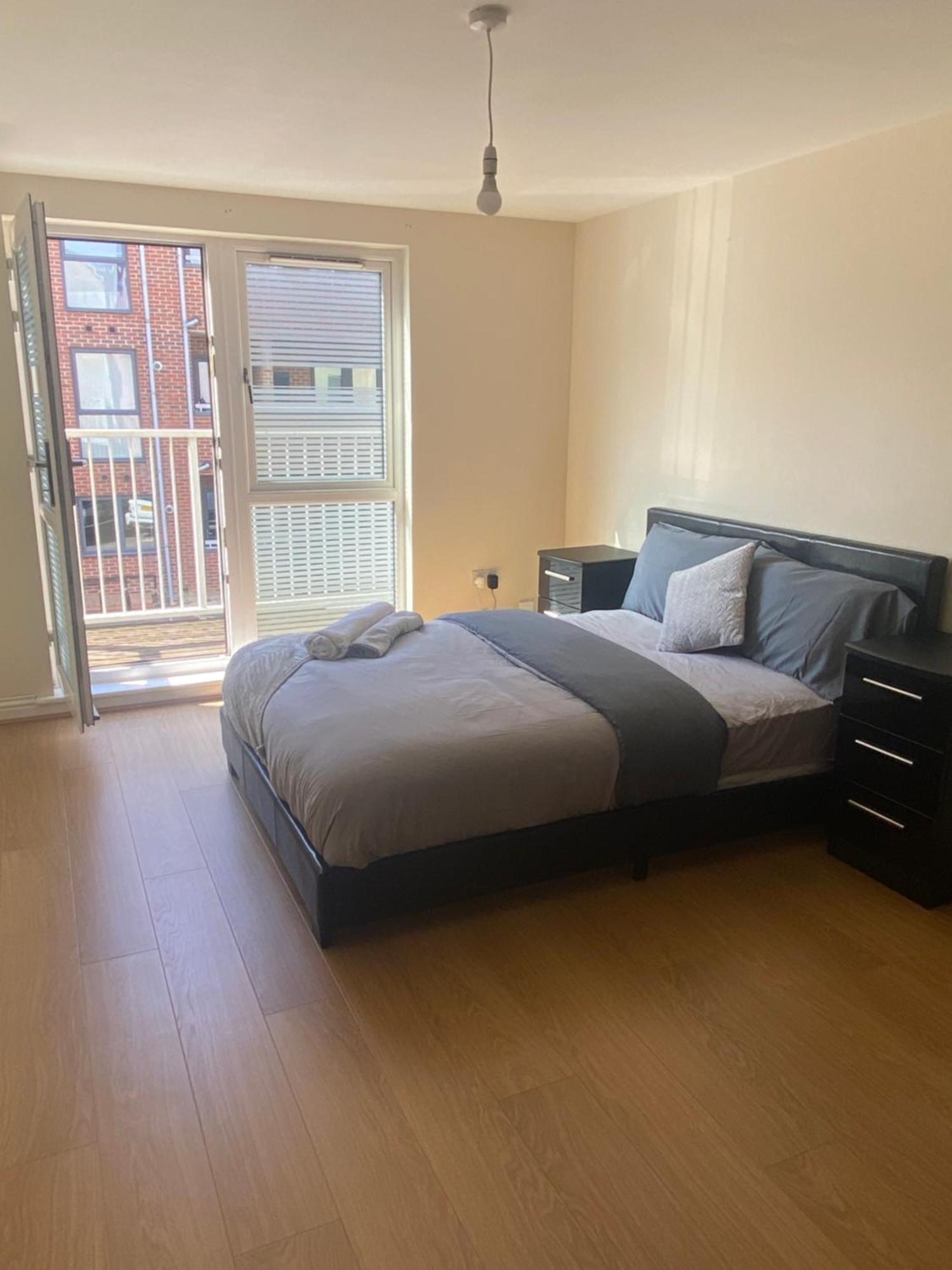 Beautiful 4 Bedroom With Private Parking Holiday home West Thurrock