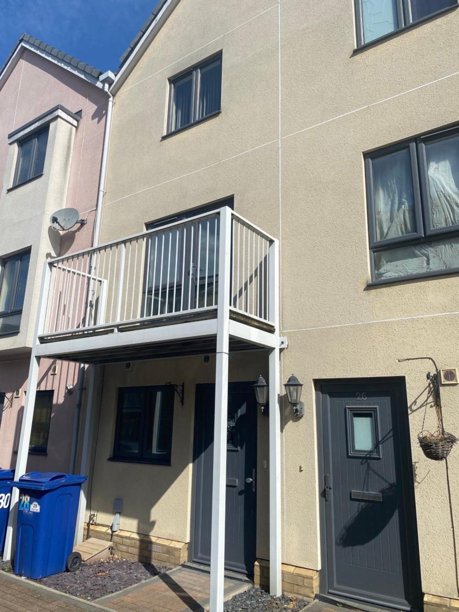 Beautiful 4 Bedroom With Private Parking Holiday home *