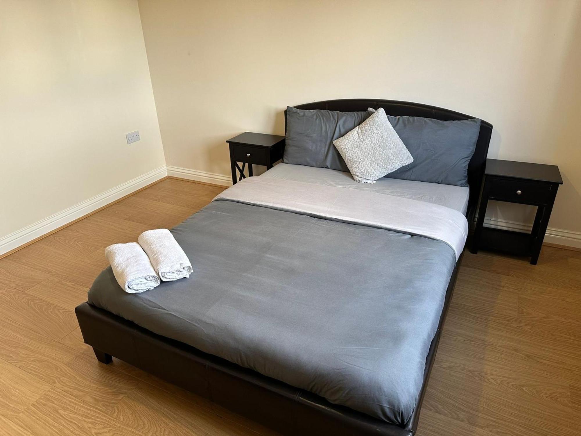 Holiday home Beautiful 4 Bedroom With Private Parking *
