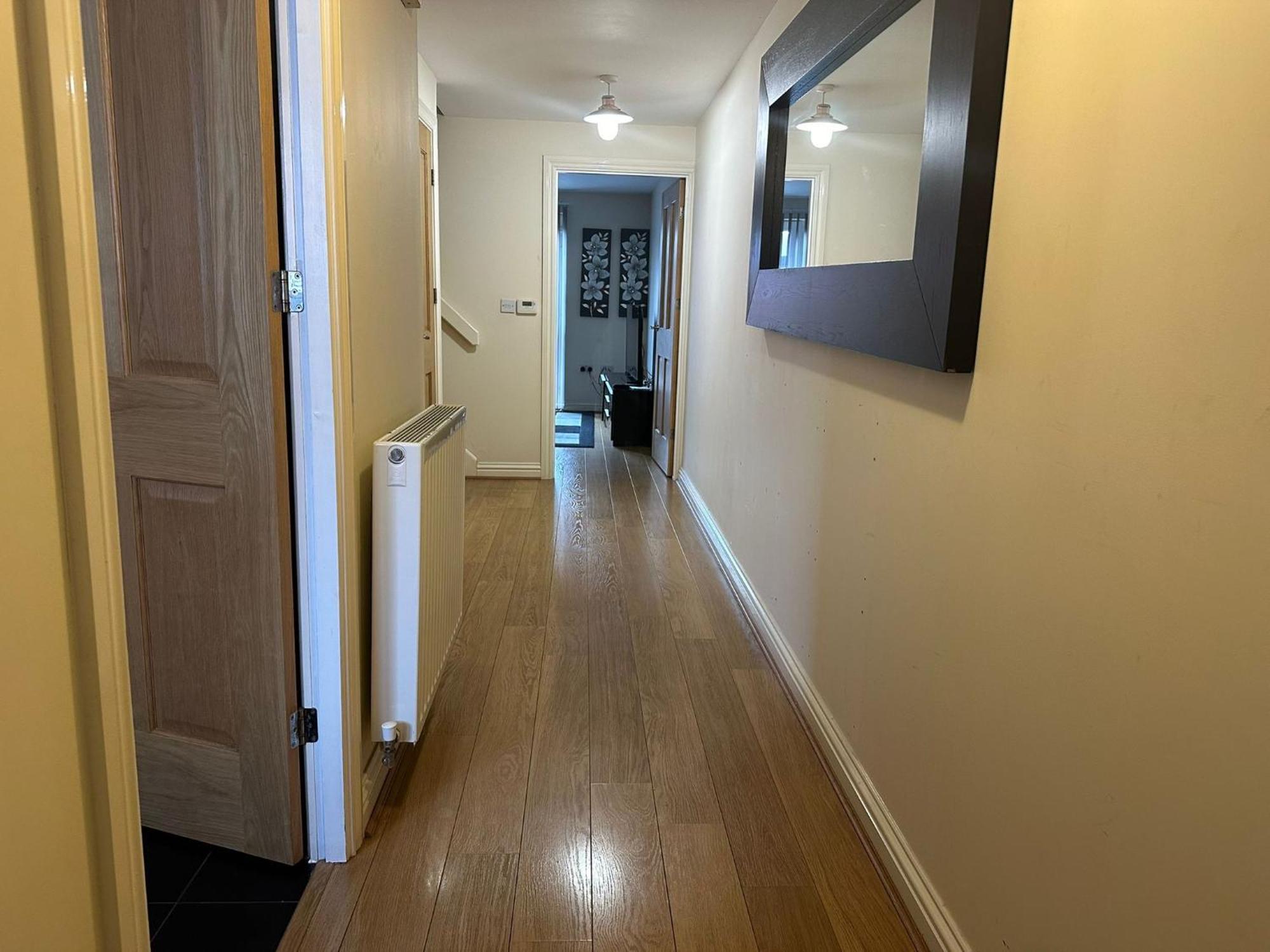 Beautiful 4 Bedroom With Private Parking Holiday home West Thurrock