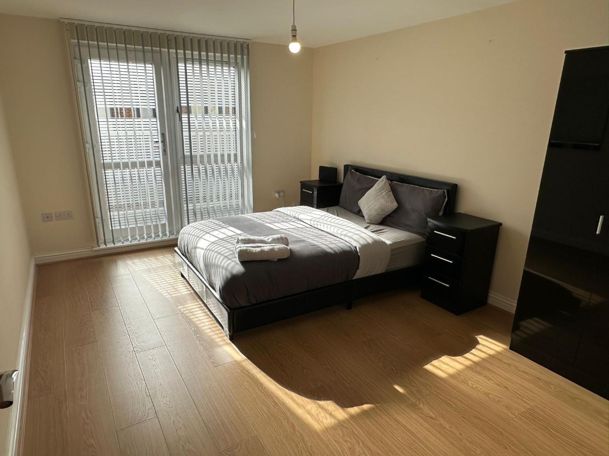Beautiful 4 Bedroom With Private Parking *