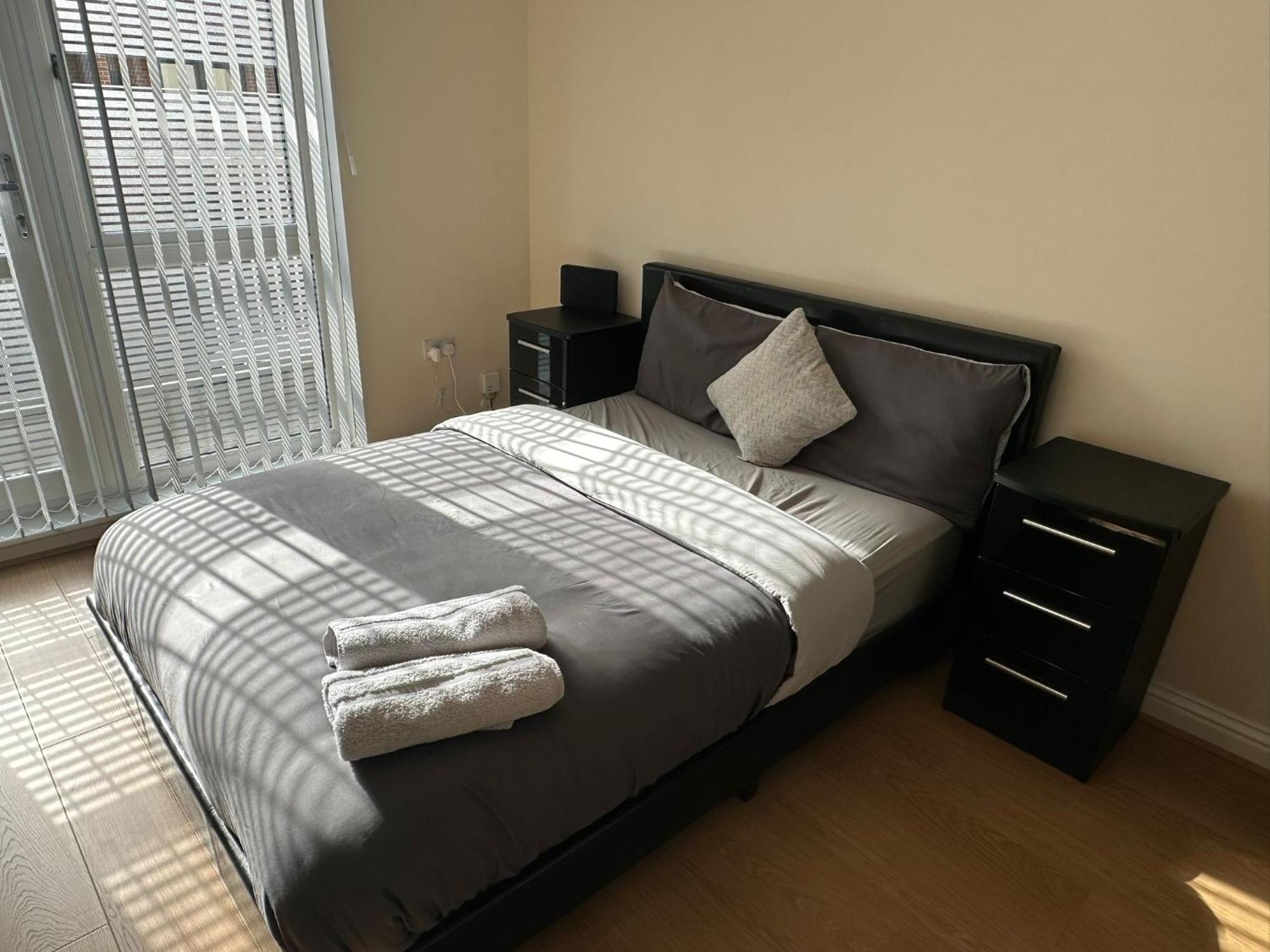 Holiday home Beautiful 4 Bedroom With Private Parking *