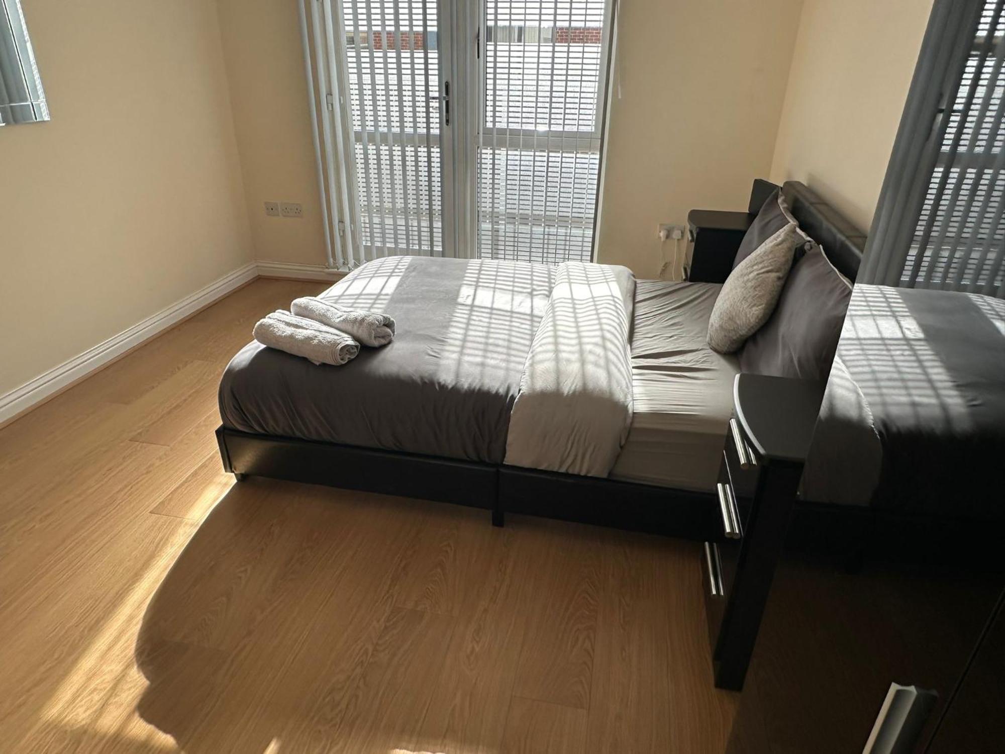 Beautiful 4 Bedroom With Private Parking *