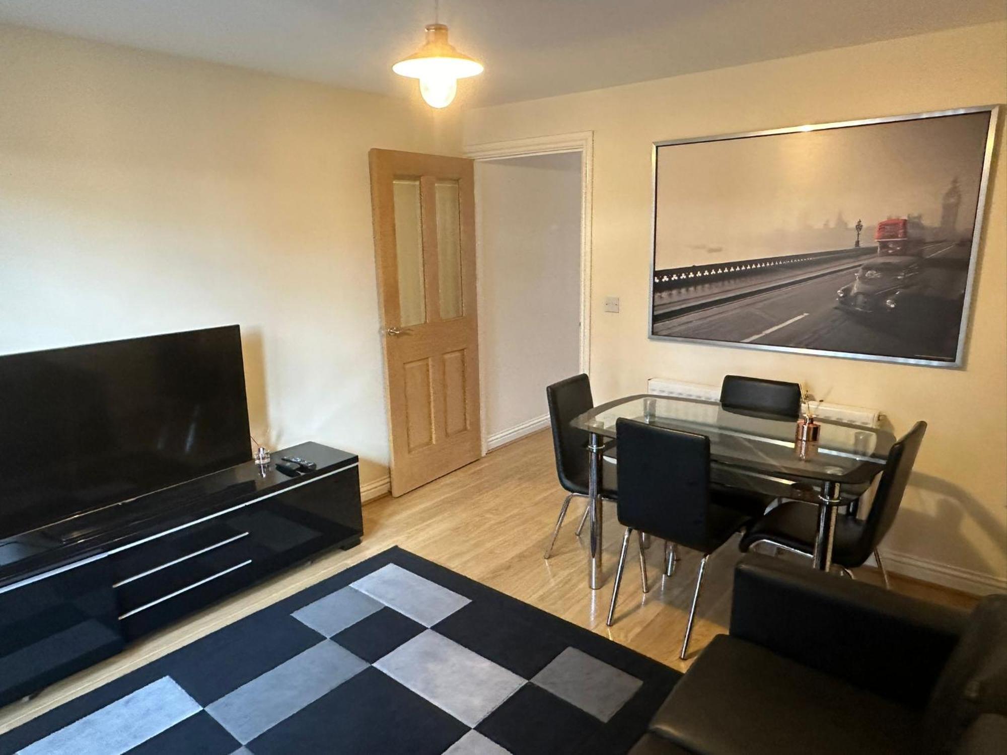 Beautiful 4 Bedroom With Private Parking