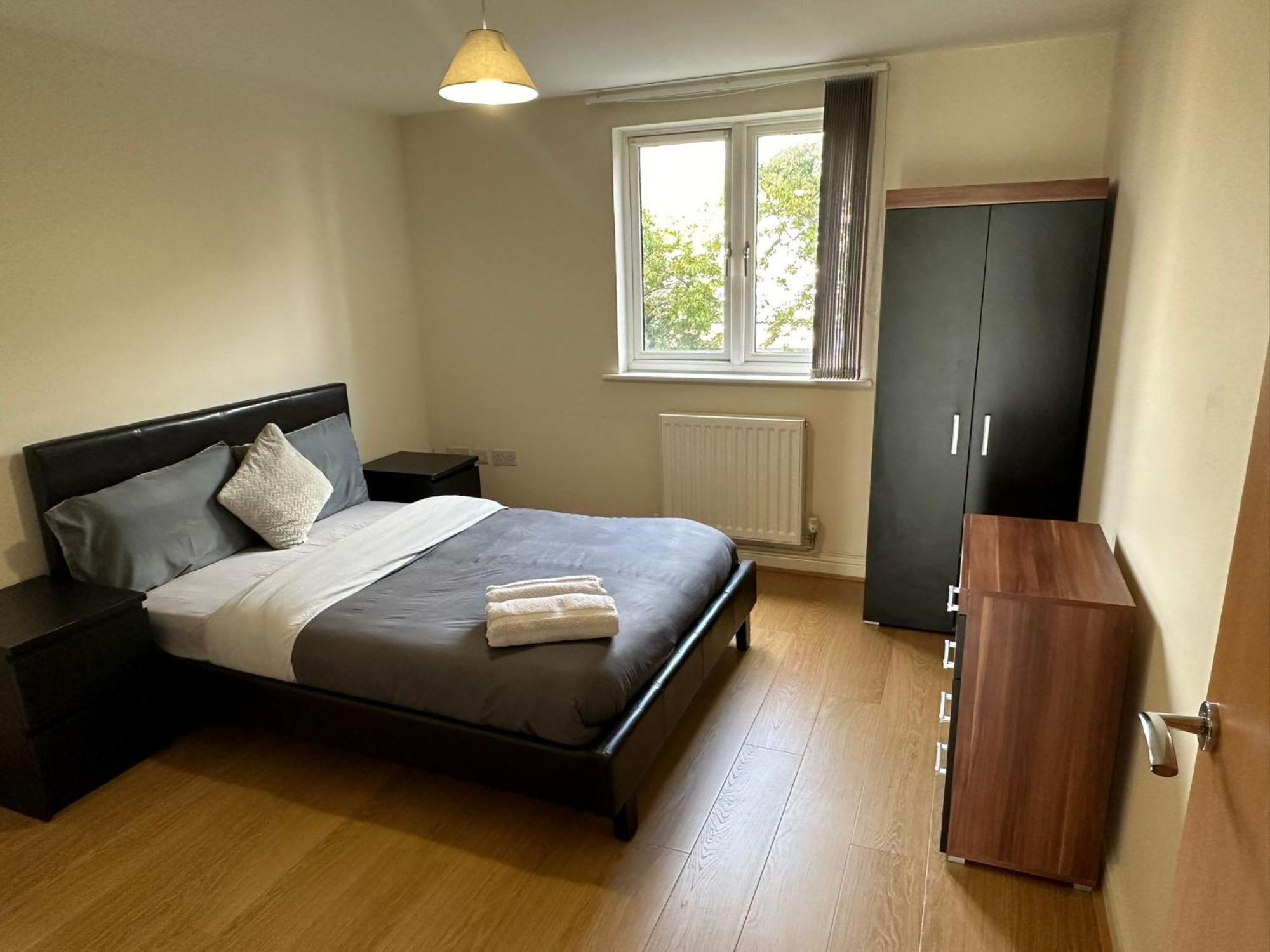 Beautiful 4 Bedroom With Private Parking Holiday home *