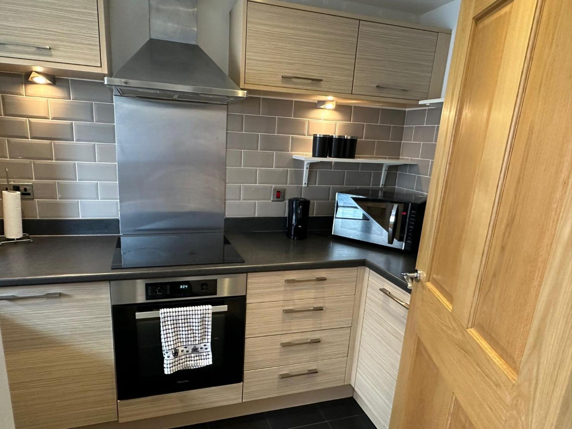 Holiday home Beautiful 4 Bedroom With Private Parking *