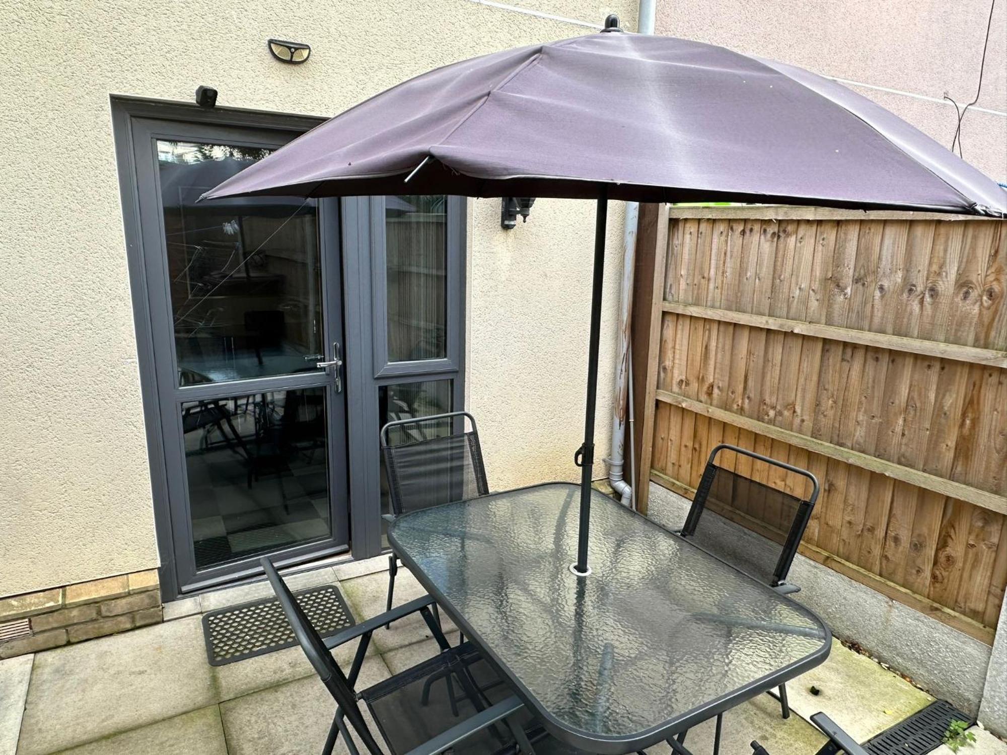 Beautiful 4 Bedroom With Private Parking Holiday home West Thurrock